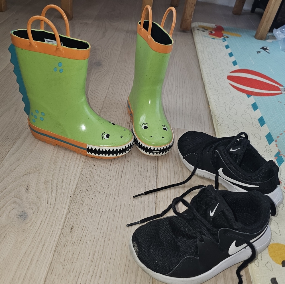 Black Nike 10.5 sneakers Green Rainboots size 10